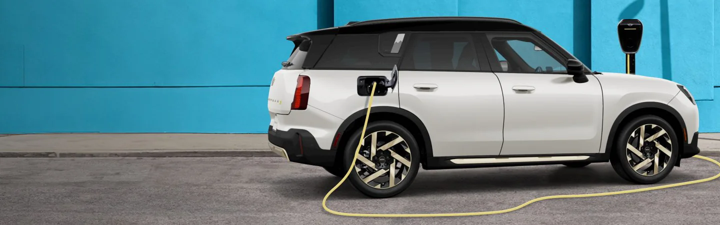 passenger side view of a 2025 MINI ALL-ELECTRIC MINI COUNTRYMAN SE ALL4 Signature Plus