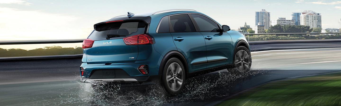 2022 Kia Niro Hybrid rear view driving in rain