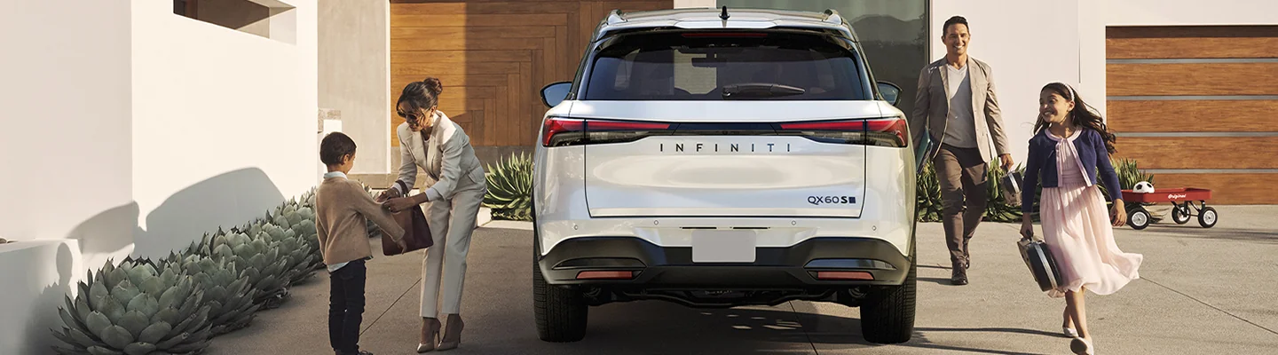 Family getting ready to go on a trip in their new INFINITI QX60