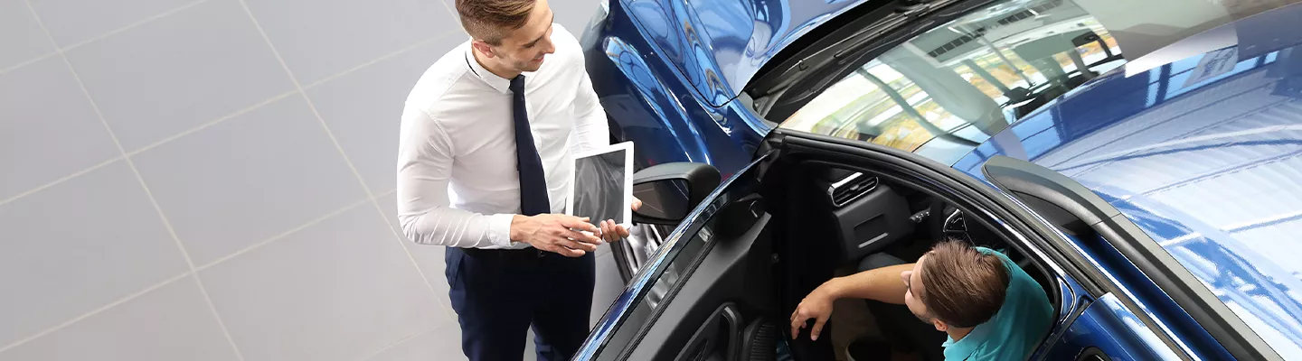 Customer test driving the new INFINITI QX65 at INFINITI of South Miami