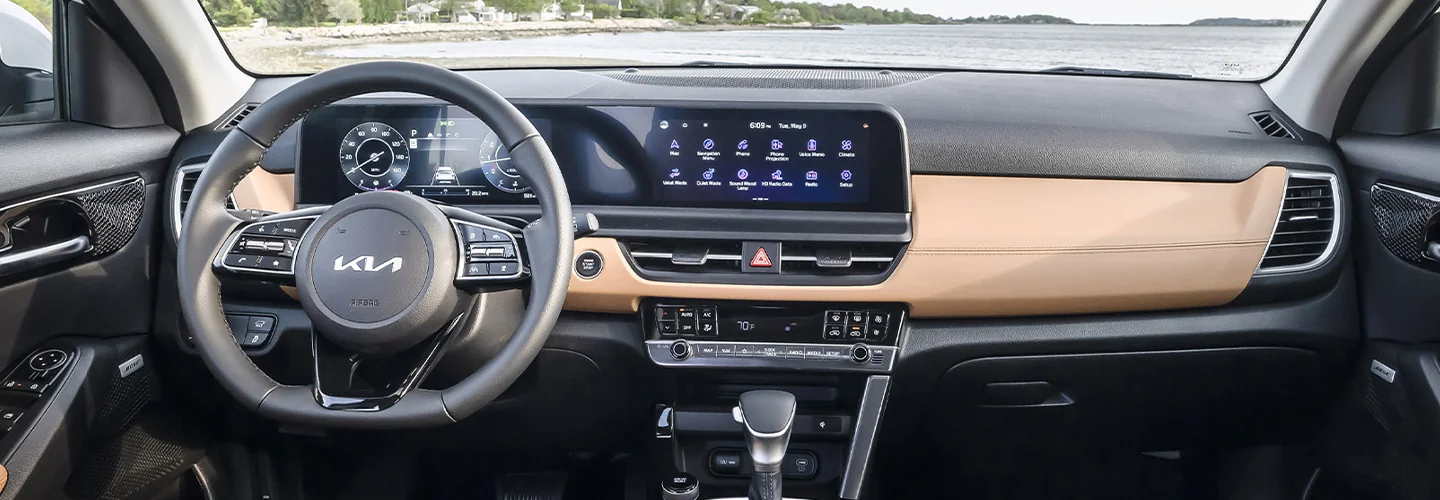 Interior view of the dashboard and its tech of a2025 Kia Seltos