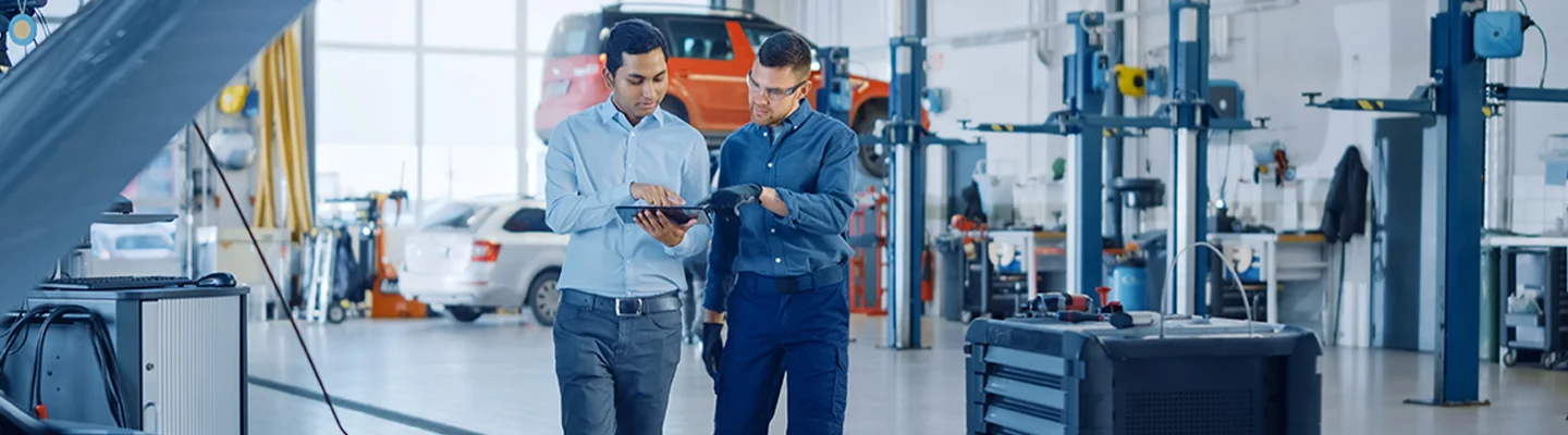 two people discussing car