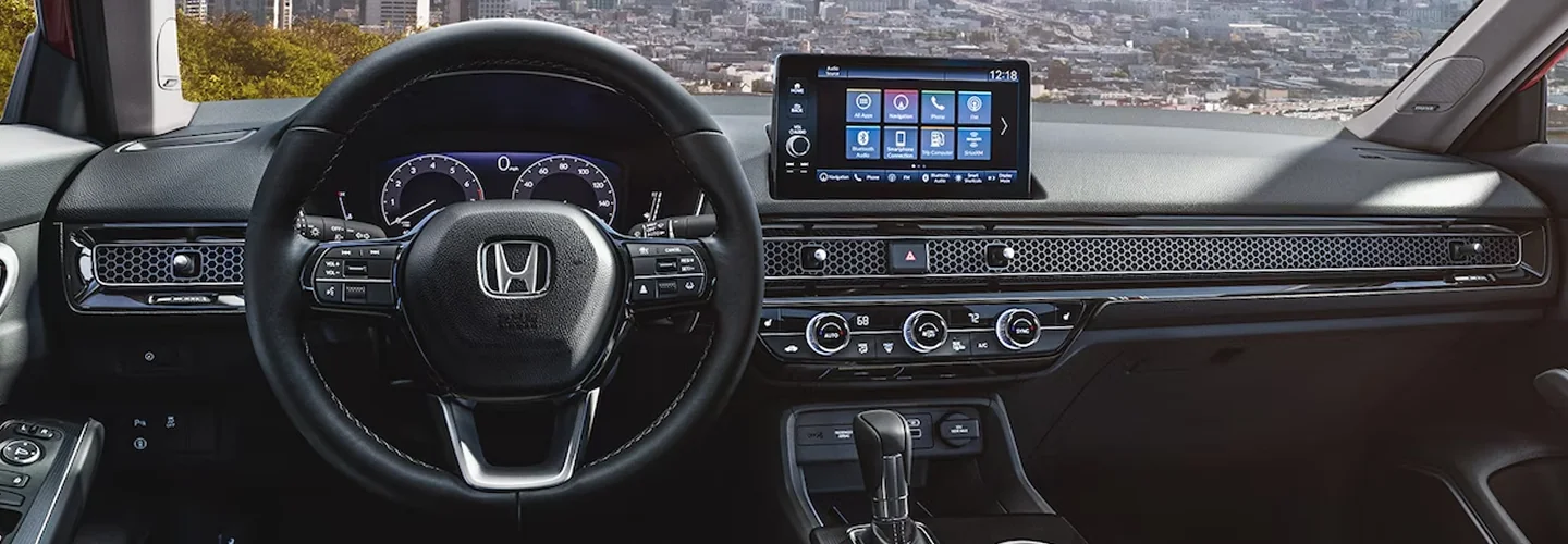 Interior del Honda Civic 2026 con volante y pantalla central