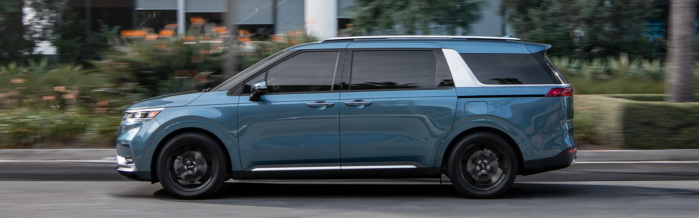 2024 Kia Carnival Side View With Blue Color