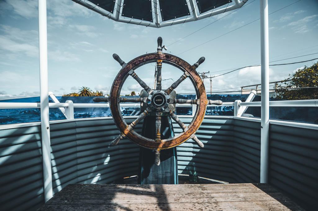 Picture of the point of view of the bow region of a boat.