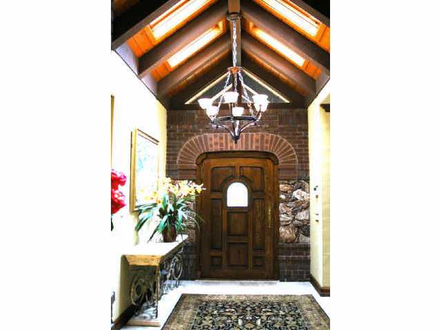 6085 Calle Camposeco