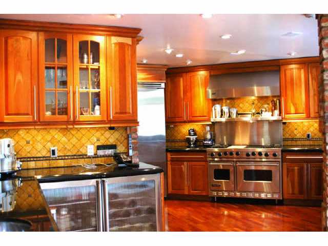 6085 Calle Camposeco