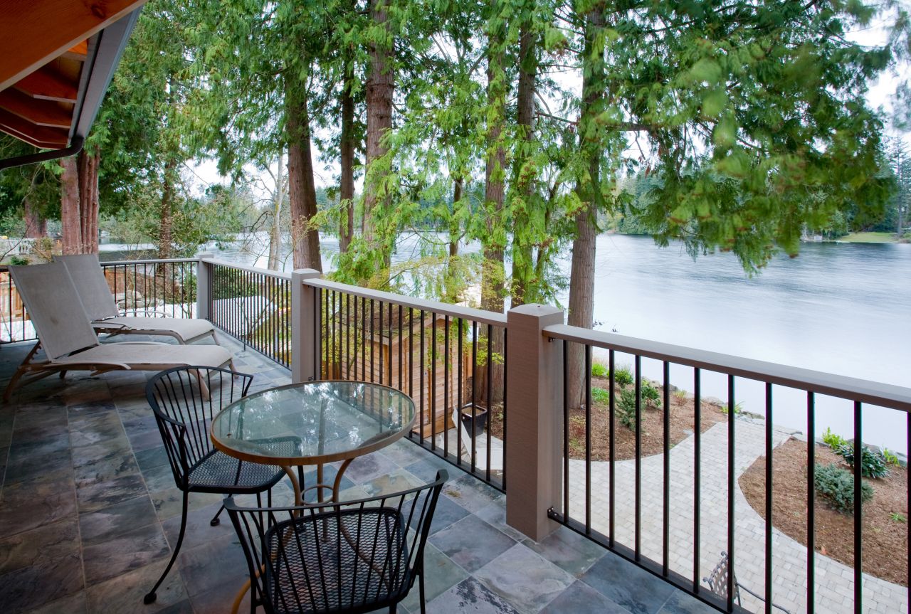 2211 E. Beaver Lake Drive SE