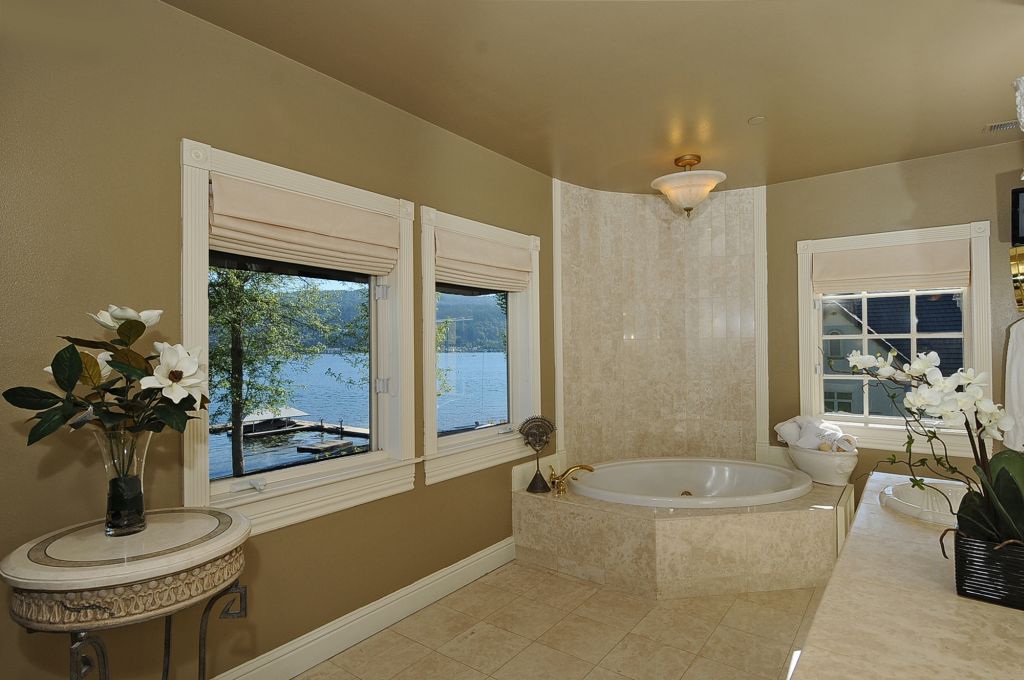 4215 E. Lake Sammamish Shore Lane SE