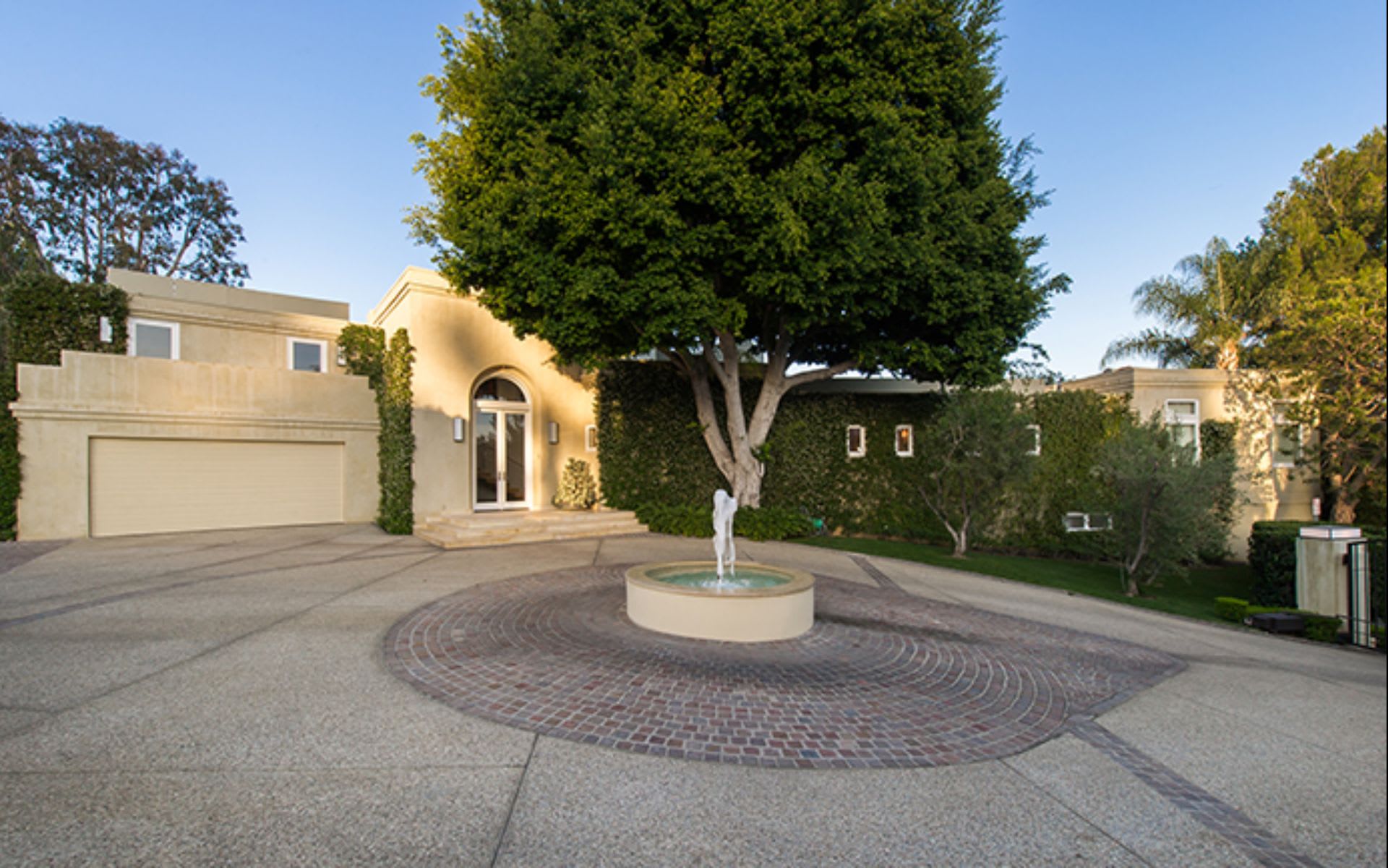 1121 El Retiro Way