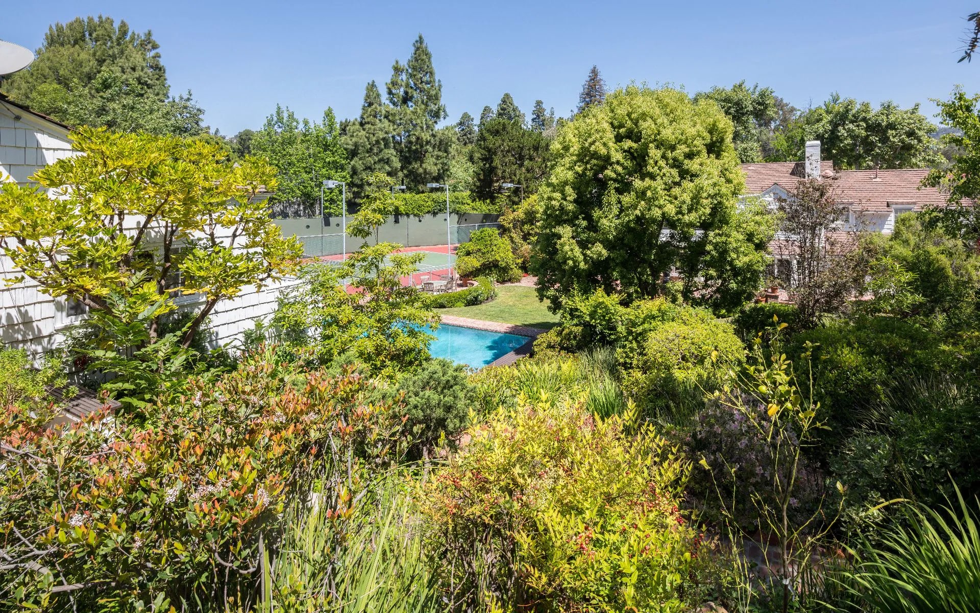 1009  Laurel Way