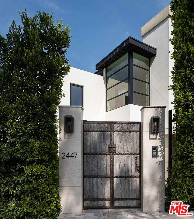 2447 Arbutus Dr