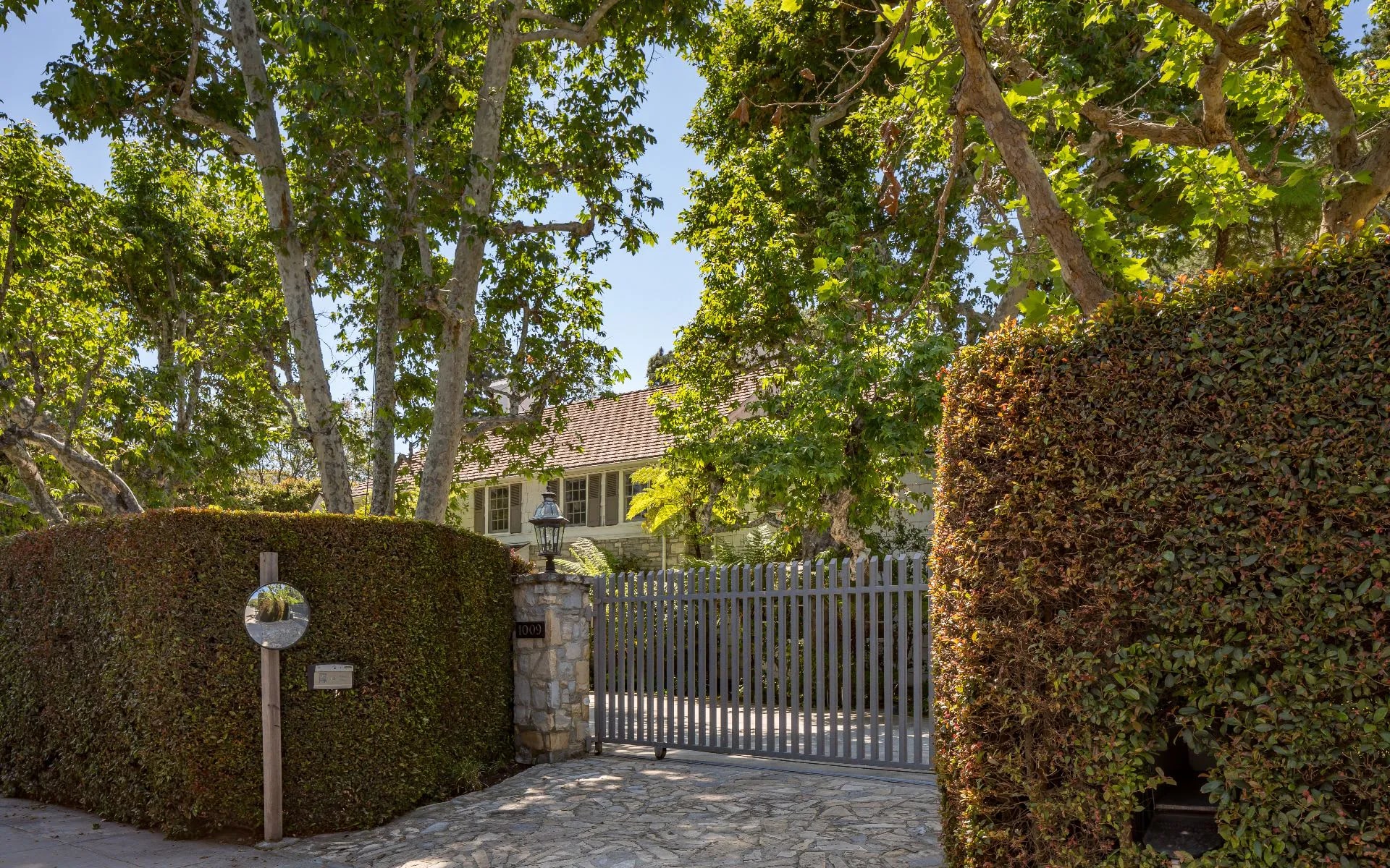 1009  Laurel Way