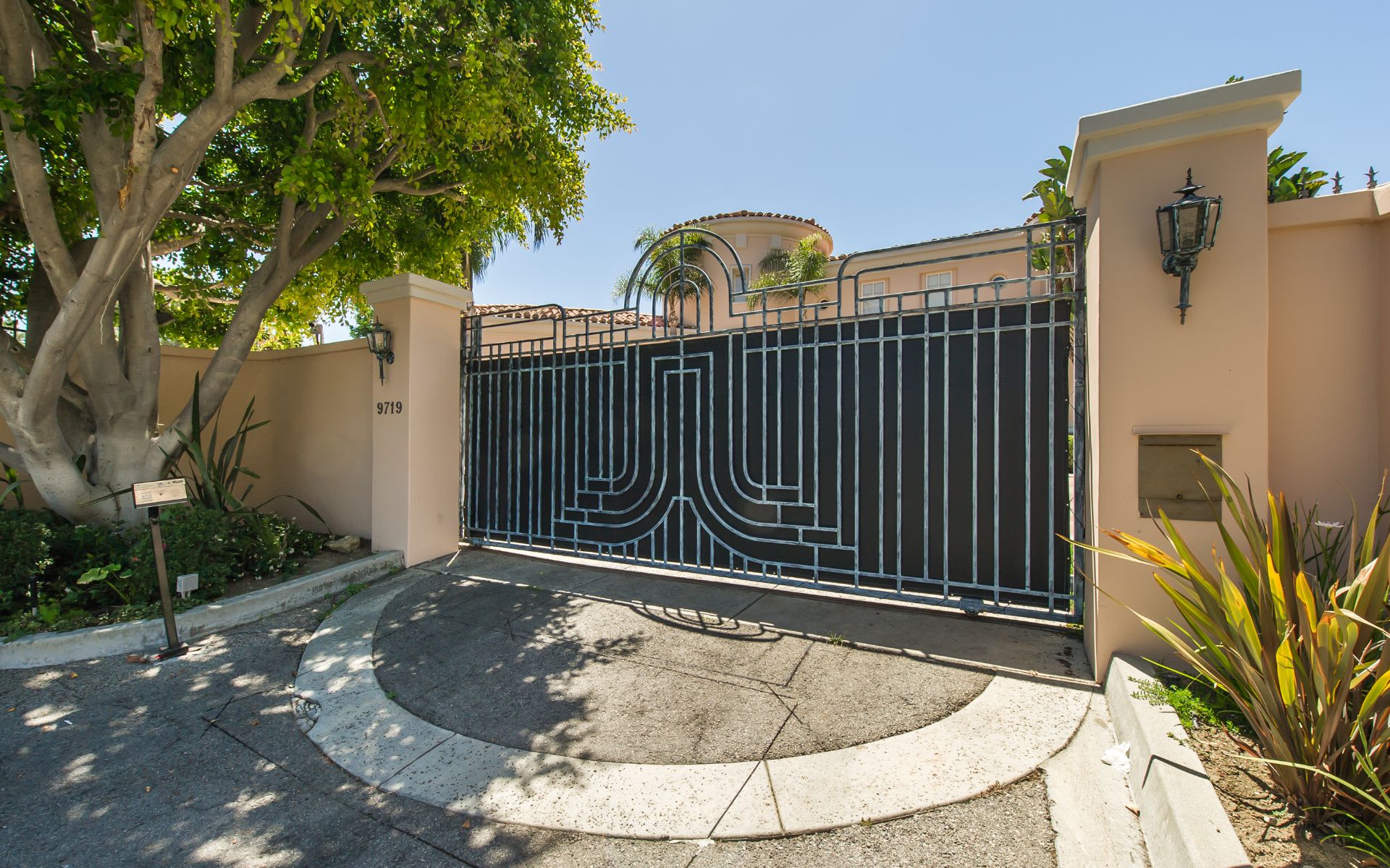 9719 Heather Road