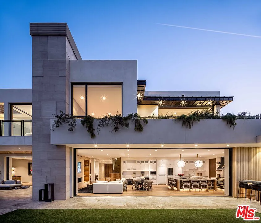 2447 Arbutus Dr