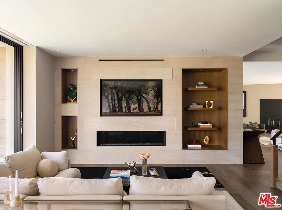 2447 Arbutus Dr