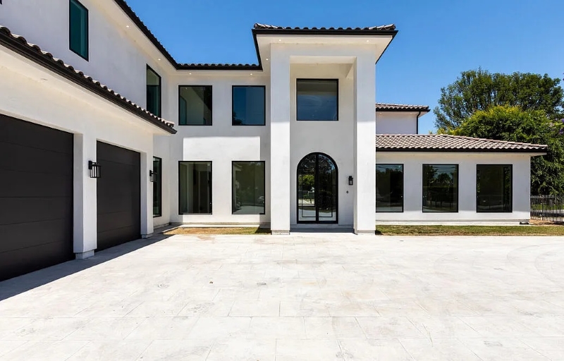 13807 Magnolia Blvd