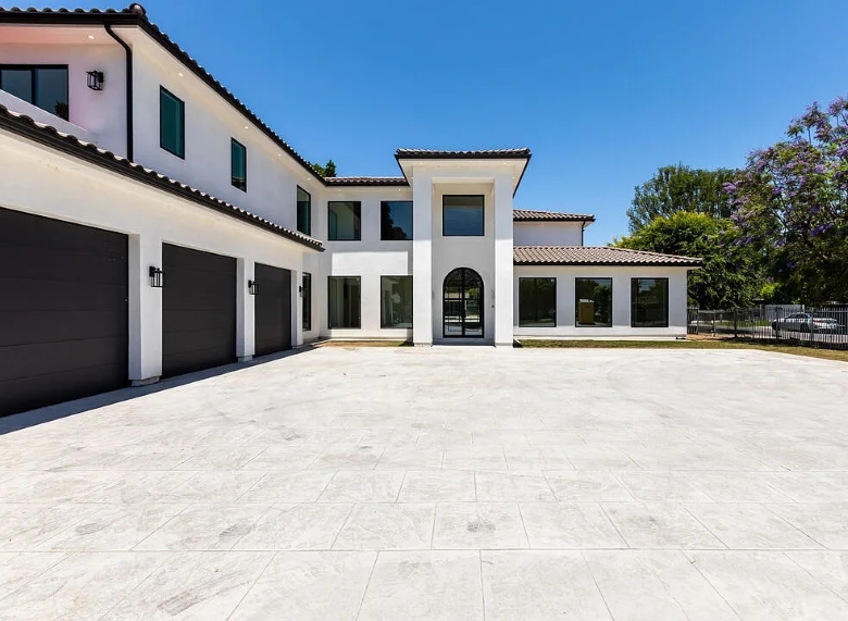 13807 Magnolia Blvd
