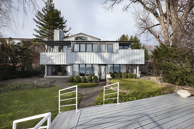 711 Roslyn Ter