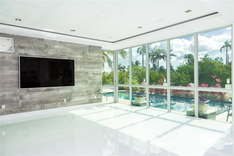 300 Royal Plaza Dr
