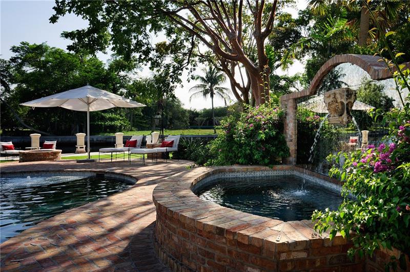 1549 Ponce De Leon Dr