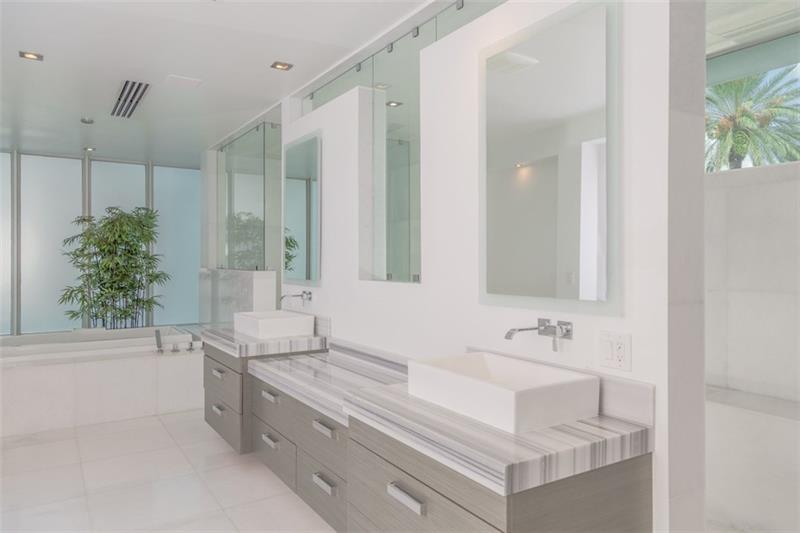 300 Royal Plaza Dr