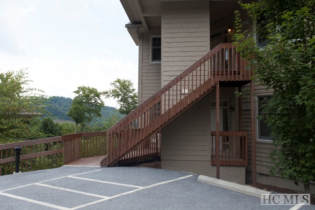Three bedroom, three bath condominium with a comfortable, well thought out floor plan for easy entertaining of family, golf friends and grandchildren. This recently remodeled unit offers affordable and comfortable space with ample privacy. Built in 2007, with a full remodel winter 2015. This unit is the only one left with both a mountain & golf course view. Located in a prime location-walking distance to club and close to front entrance. Offered furnished. Comes with a 1 year warranty.