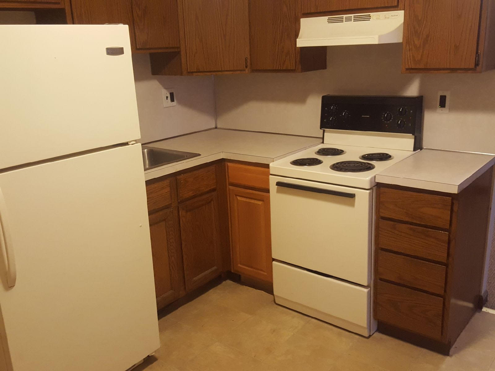 This cute 2 bedroom unit is located in the heart of East Passyunk, South Philly.
Just across the street from Fountain Porter and up the street from Watkins Drikery to name a few... and stones throw from too many others to list!
Cafes, Restaurants, Bars and shopping!

The Broad St line is just a few blocks away and many other EPTA Routes 29 and 2 near by.

This unit consists of Kitchen with eat in area. Hallway with Wall AC unit and closet.
Full, tiled Bathroom (w/ tub)

**2 "Rooms". Use 1 as bedroom the other as living room/ home office.
**(May not be suitable for 2 roommates. This would leave No real living room space.)**

The basement is shared and offers additional storage space and shared (coin opp) Laundry.

Seeking excellent tenants... looking for a great value in a great location!