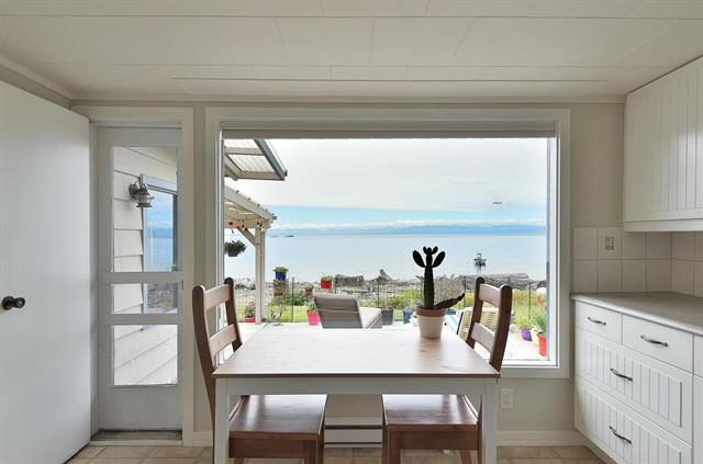 6879 Sunshine Coast Highway
