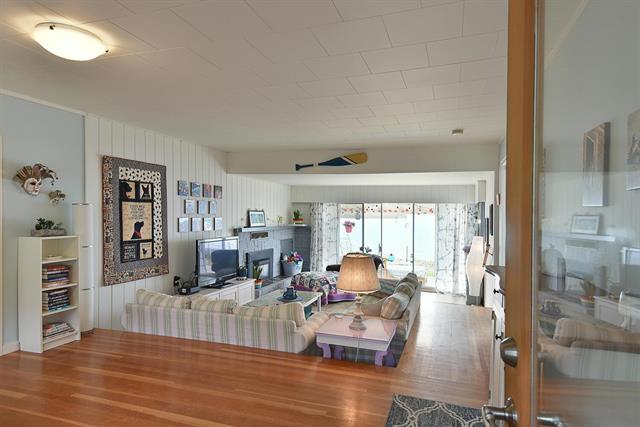 6879 Sunshine Coast Highway
