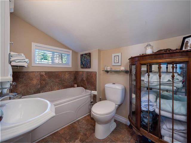 6837-6839 Sunshine Coast Hwy