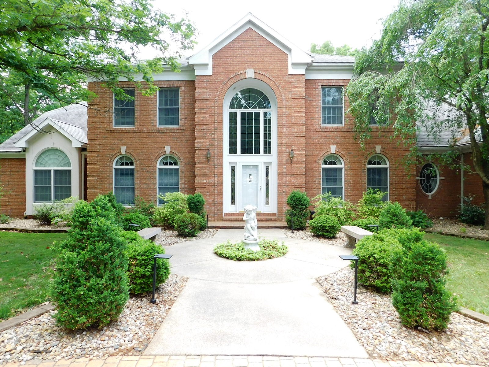 405,000 10 Old Oaks Dr. Hillsboro IL 62049 Montgomery County Realty