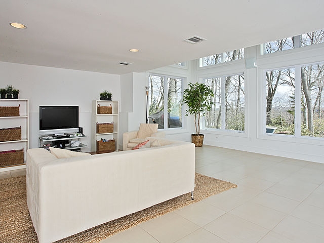 565 Upper Boulevard