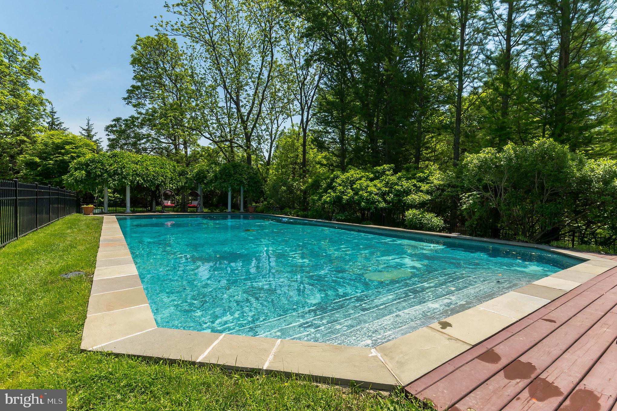 521 LEOPARD ROAD