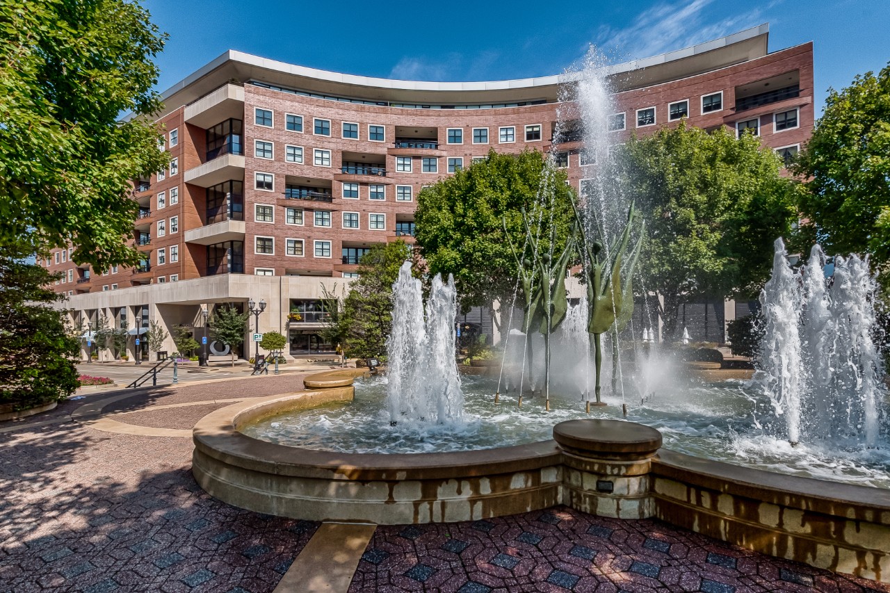 155 Carondelet Plaza 607