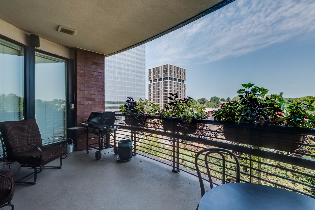 155 Carondelet Plaza 607