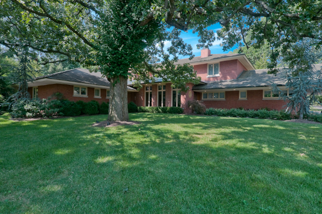 7 E Brentmoor Park