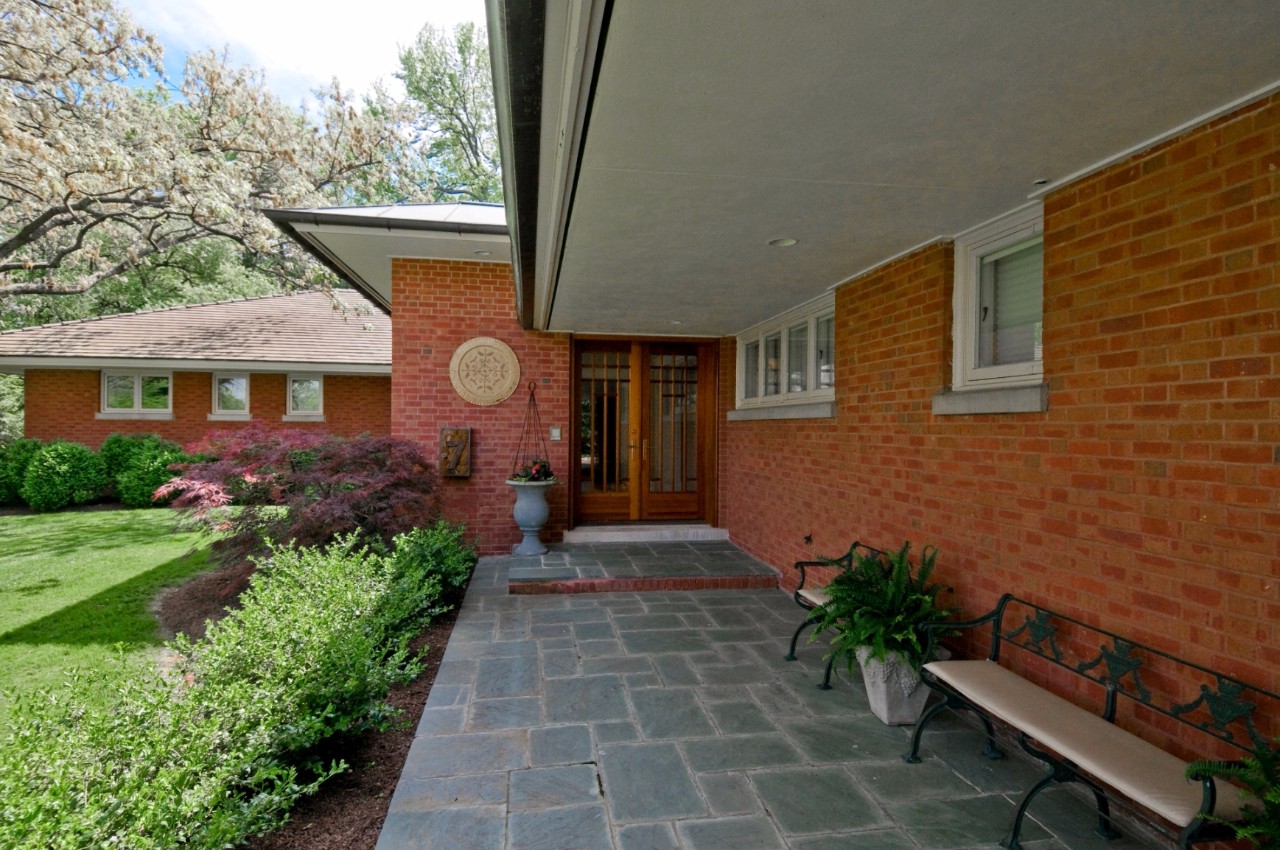 7 E Brentmoor Park