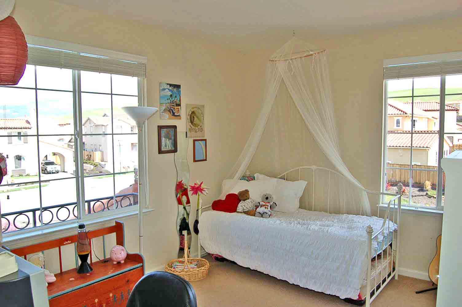 1806  Hollyview Drive