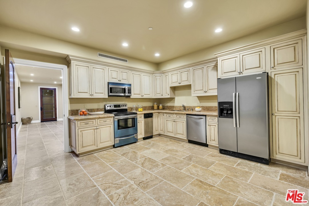 2140 Stratford Circle