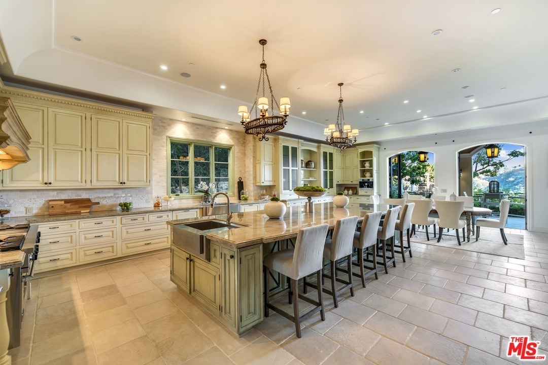 2140 Stratford Circle