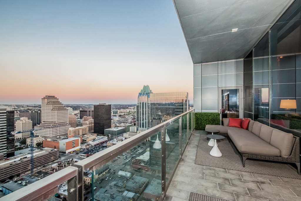 210 Lavaca 3009