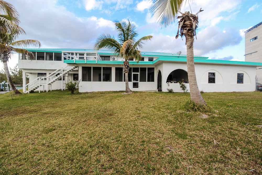 Canal Front Estate in Bell Channel