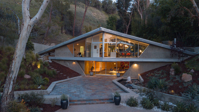 4946 Vanalden Ave