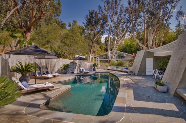 4946 Vanalden Ave