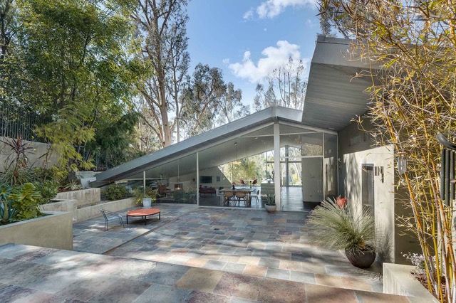 4946 Vanalden Ave