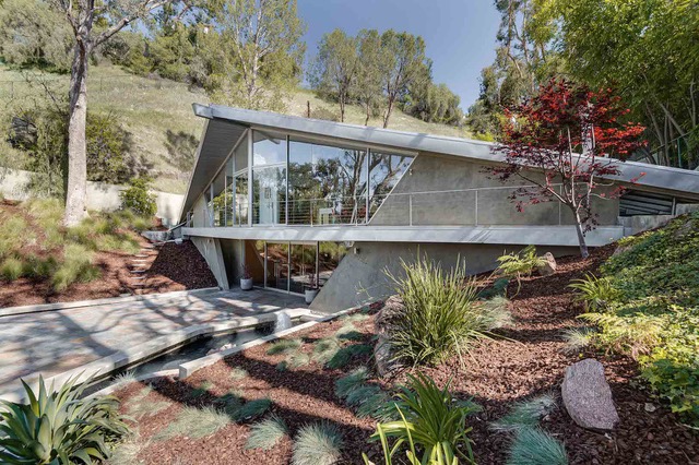4946 Vanalden Ave