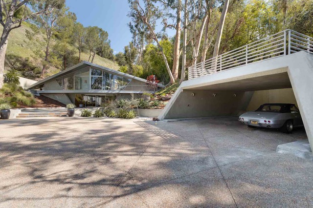 4946 Vanalden Ave