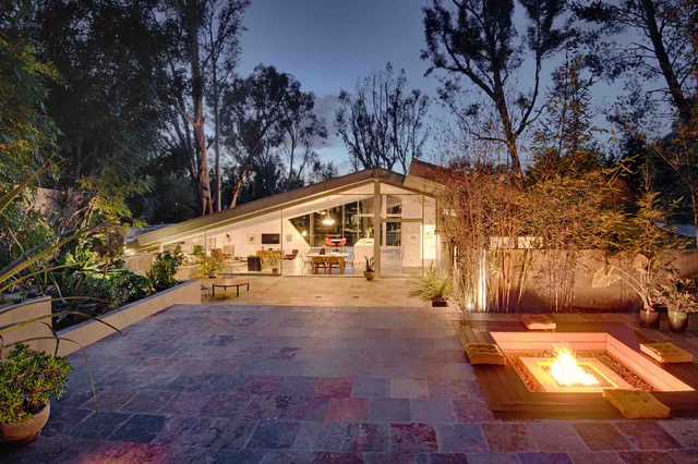 4946 Vanalden Ave