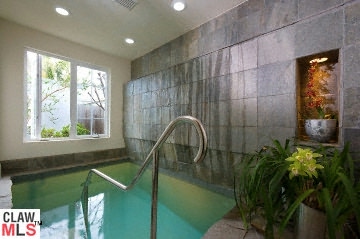 807 Crestmooore Place